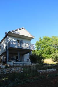 a house with a fence in front of it at Studio apartment Lila in Dicmo
