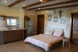 a bedroom with a bed and a kitchen with a sink at Studio apartment Lila in Dicmo
