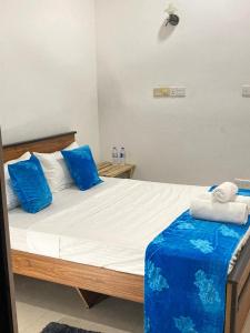 Letto o letti in una camera di Ceylon Beach haven Uppuveli