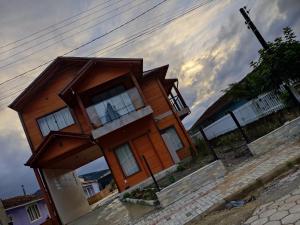 a wooden house on the side of a street at Urubici Maravilhas da Serra 2 in Urubici