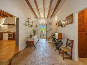 przedpokój ze stołem i krzesłem w pokoju w obiekcie Holiday Home Cas Frare ESB100 by Interhome w mieście Establiments