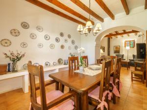 jadalnia ze stołem i talerzami na ścianie w obiekcie Holiday Home Cas Frare ESB100 by Interhome w mieście Establiments +32 zdjęcia