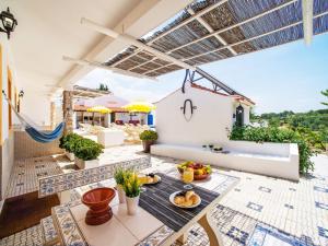 een patio met een tafel met fruit erop bij Holiday Home Eugênia by Interhome in Paderne +32 foto's