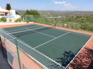un campo da tennis con una rete sopra di Holiday Home Sebastião by Interhome a Paderne