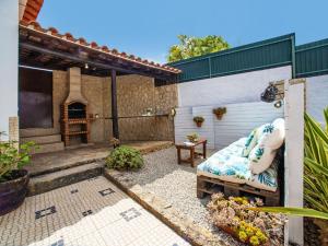 un patio con un divano in un cortile sul retro di Holiday Home Sebastião by Interhome a Paderne Altre 36 foto
