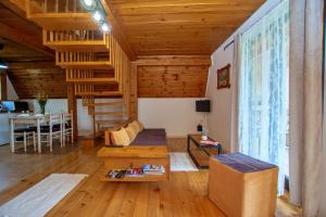 ヴェリカ・プラナにあるChalet Velebitska Kućaのソファとテーブルのあるリビングルーム