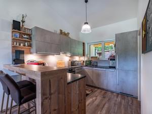 Kuchyň nebo kuchyňský kout v ubytování Holiday Home Sonnenteich-Haus by Interhome