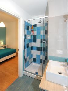 een badkamer met een douche en een wastafel bij Holiday Home Roma in Rome