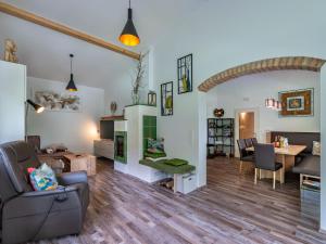 Posezení v ubytování Holiday Home Sonnenteich-Haus by Interhome
