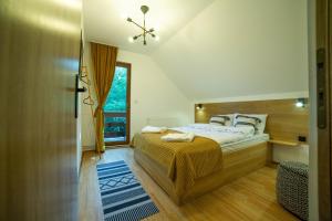 Ένα ή περισσότερα κρεβάτια σε δωμάτιο στο Evyssa Lodge- Cabana in muntii Calimani, Mures