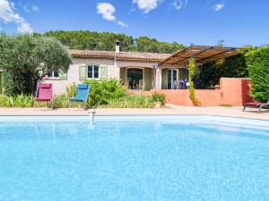 una piscina davanti a una casa di Holiday Home Villa Camilia by Interhome a Figanières Altre 39 foto