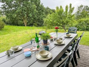 Taman di luar Holiday Home Hebbink by Interhome