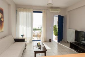 Μια τηλεόραση ή/και κέντρο ψυχαγωγίας στο Kamari Blue Apartments