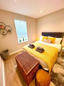 Postel nebo postele na pokoji v ubytování Brand New Apt -Coastal Breeze 1-bedroom apartment in Bournemouth with free parking- sleeps 4 ppl- internet