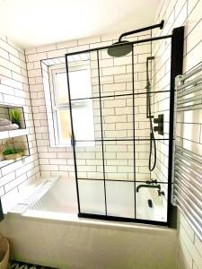 Koupelna v ubytování Brand New Apt -Coastal Breeze 1-bedroom apartment in Bournemouth with free parking- sleeps 4 ppl- internet