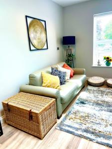 Posezení v ubytování Brand New Apt -Coastal Breeze 1-bedroom apartment in Bournemouth with free parking- sleeps 4 ppl- internet + 20 fotografií