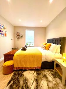 Postel nebo postele na pokoji v ubytování Brand New Apt -Coastal Breeze 1-bedroom apartment in Bournemouth with free parking- sleeps 4 ppl- internet