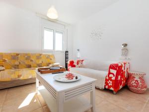 ein Wohnzimmer mit Sofa und Tisch in der Unterkunft Holiday Home Sant Genís by Interhome in Llança