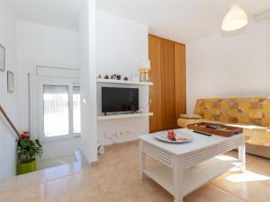 ein Wohnzimmer mit Sofa und Tisch in der Unterkunft Holiday Home Sant Genís by Interhome in Llança
