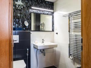 Koupelna v ubytování Apartment Miner's Lodge Mini by Interhome