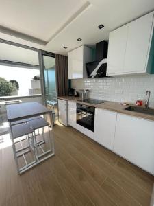 O bucătărie sau chicinetă la Le Bali , terrasse, piscine et parking privé