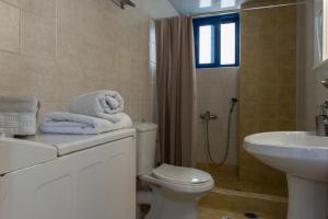 Ένα μπάνιο στο Kamari Blue Apartments +52 φωτογραφίες