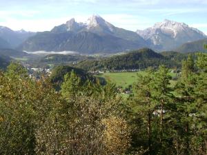Blick auf ein Tal mit Bergen im Hintergrund in der Unterkunft Ferienwohnung Wein in Berchtesgaden