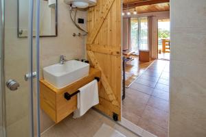 ヴェリカ・プラナにあるChalet Velebitska Kućaの洗面台とシャワー付きのバスルーム +58枚の写真