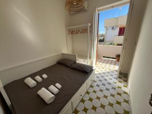 A bed or beds in a room at Villa Bianca, Seaside panoramic Rooftop