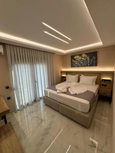 En eller flere senge i et værelse på Callie luxury apartments