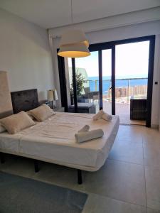Postel nebo postele na pokoji v ubytování Apartment Sunset Waves Poniente