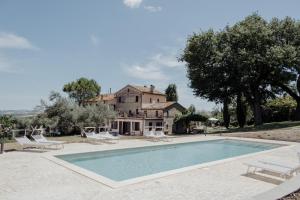 een zwembad voor een huis bij Agriturismo Qui Voglio in Monte Roberto