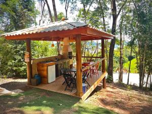 un gazebo con tavolo e sedie su un ponte di Castelo Excalibur, Vila Mágica a Bueno Brandão
