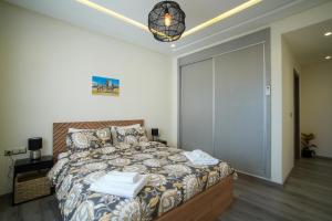 een slaapkamer met een groot bed in een kamer bij Northview Properties in Tanger