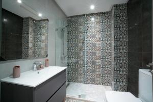 een badkamer met een wastafel, een toilet en een douche bij Northview Properties in Tanger +24 foto's