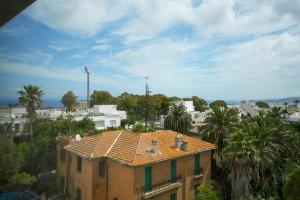 een gebouw met een oranje tegeldak in een stad bij Northview Properties in Tanger