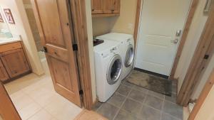 een wasmachine en droger in een kleine keuken bij This Townhouse In Legends On Bridger Creek Development Is Beautifully Finished in Bozeman