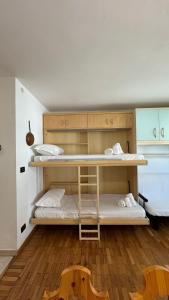 塞斯特雷Hostdomus- Terrace Apartment的有两张双层床和一张桌子的房间