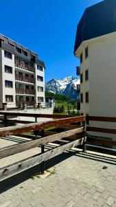 塞斯特雷Hostdomus- Terrace Apartment的两座楼前的木凳