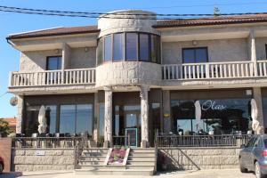 a large building with a restaurant in front of it at 9 Olas in A Lanzada