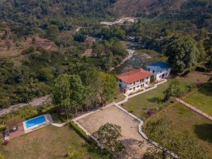 an aerial view of a house with a swimming pool at Hotel Campestre El Triunfo in San Agustín