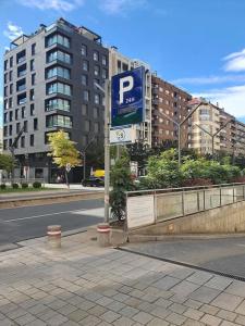 a parking sign on a pole on the side of a street at El Sueño de Luca, Parking gratuito centro in Logroño