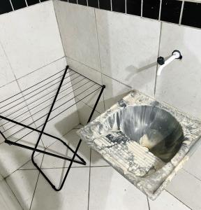 a metal bowl in the corner of a bathroom at Apartamento completo e central! Casa Joana! in Fortaleza
