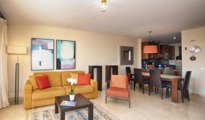 Istumisnurk majutusasutuses Malibu Mansions Sea View Siute Jacuzzi Malaga Mijas Fuengirola Spain