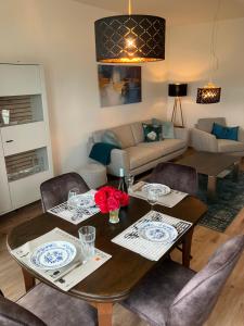 a living room with a wooden table and chairs at Ferienwohnung Ahlbeck Theophil in Ahlbeck