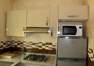 een keuken met een koelkast en een magnetron bij Résidence riad al andalos in Nador +10 foto's