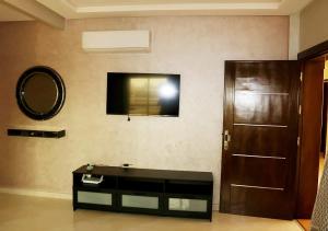 een kamer met een tafel, een spiegel en een deur bij Résidence riad al andalos in Nador