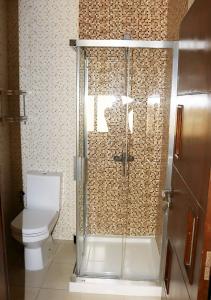 een badkamer met douche en toilet bij Résidence riad al andalos in Nador