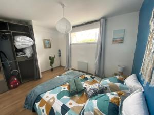 a bedroom with a bed and a window at Un cocon face à la plage in Saint-Trojan-les-Bains