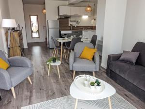 ein Wohnzimmer mit zwei Sofas und einem Tisch in der Unterkunft Apartment Cap Océan-11 by Interhome in Capbreton